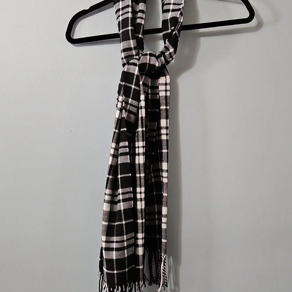 Trezo Black and White Long Blanket Style Plaid Scarf 12.5x72
